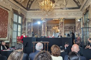 Le décor d'une salle d'audience avait été parfaitement recréé au sein de la Chancellerie pour l'occasion.