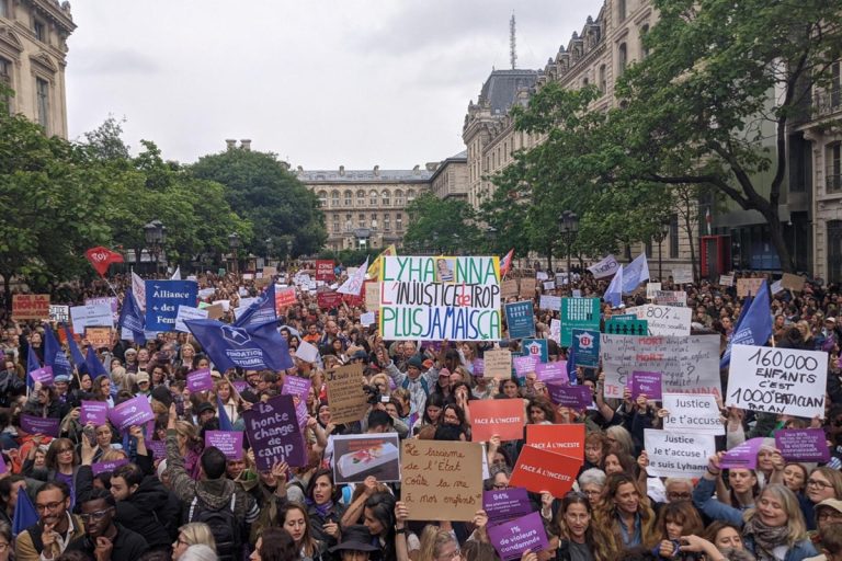 Plus d'un millier de personnes étaient présentes, place Louis-Lépine, pour un rassemblement en hommage à la jeune fille dont le suspect du meurtre avait été accusé de viol plusieurs mois auparavant.