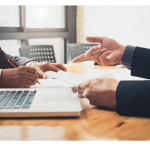Radiation d’office et liquidation amiable : comprendre les différences essentielles