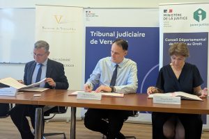 Réunis au sein du tribunal judiciaire de Versailles, le bâtonnier, le président du tribunal et la présidente du centre hospitalier ont signé, le 27 mai, la convention mettant en place le point-justice en milieu psychiatrique.