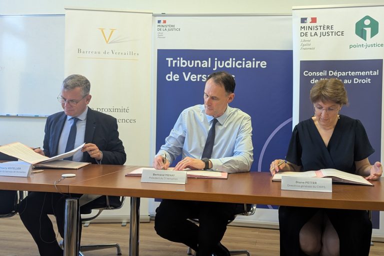 Réunis au sein du tribunal judiciaire de Versailles, le bâtonnier, le président du tribunal et la présidente du centre hospitalier ont signé, le 27 mai, la convention mettant en place le point-justice en milieu psychiatrique.