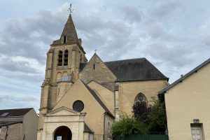 L'église Saint-Vincent du Mesnil-le-Roi sonne tous les quarts d'heure, ainsi qu'à chaque office religieux.