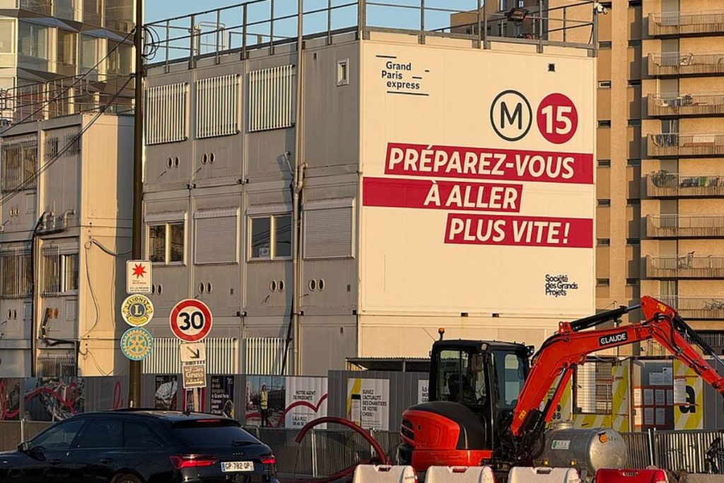 Dans un communiqué publié le 27 juillet 2026, le maire de la ville, Christian Demuynck, a accusé l'entreprise énergétique de ne plus vouloir respecter son engagement de remettre en état les chaussées endommagées par les futurs travaux de la ligne 15 Est du Grand Paris Express