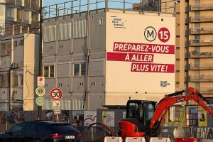 Dans un communiqué publié le 27 juillet 2026, le maire de la ville, Christian Demuynck, a accusé l'entreprise énergétique de ne plus vouloir respecter son engagement de remettre en état les chaussées endommagées par les futurs travaux de la ligne 15 Est du Grand Paris Express
