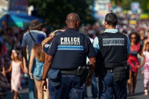 Dans un rapport publié le 20 juillet 2026, la Cour des comptes estime que les mécanismes de contrôle de la déontologie et de la discipline de la police et de la gendarmerie se sont renforcés ces dernières années, mais demeurent insuffisamment transparents, inégalement organisés et ralentis par des procédures disciplinaires aux délais jugés excessifs.