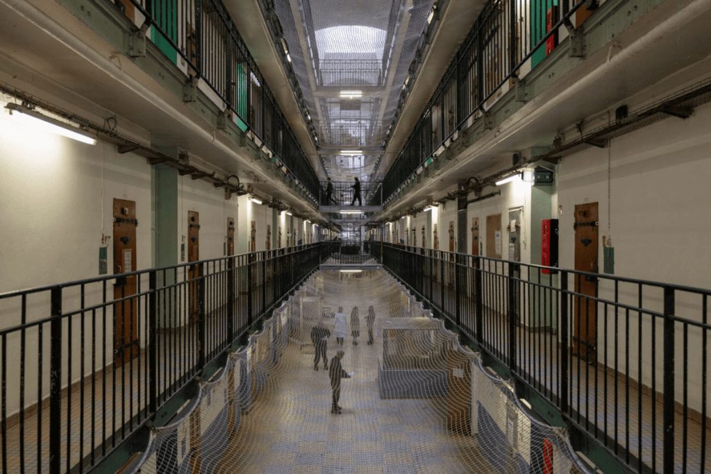 Le CGLPL avait demandé début juillet la suspension des incarcérations à Fresnes, en raison d'une « suroccupation chronique » qui portait « une atteinte grave à la dignité des détenus et aux conditions de travail du personnel ».
