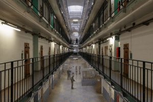 Le CGLPL avait demandé début juillet la suspension des incarcérations à Fresnes, en raison d'une « suroccupation chronique » qui portait « une atteinte grave à la dignité des détenus et aux conditions de travail du personnel ».