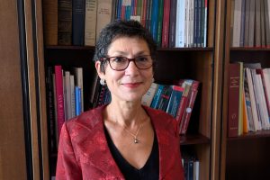 Portrait de Myriam Bendaoud, présidente du tribunal judiciaire de Versailles, le 23 juillet 2026, devant la bibliothèque de son bureau.