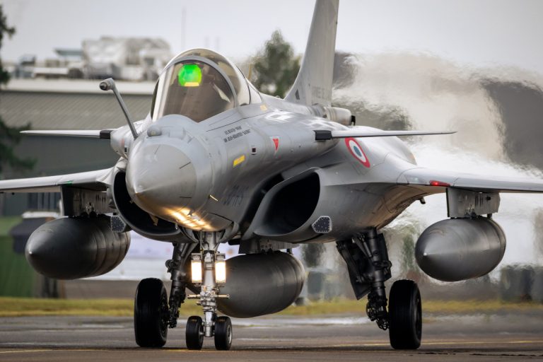 Un avion de chasse Dassault Rafale de l'Armée de l'Air française circulant au sol sur la base aérienne de Mont-de-Marsan, le 17 mai 2019.