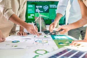 Image personnes travaillant dans l'industrie verte