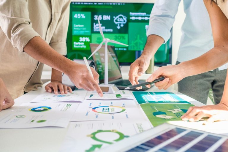 Image personnes travaillant dans l'industrie verte