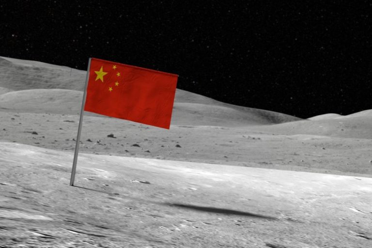 drapeau chinois sur le sol lunaire. stock-image-165973460-M