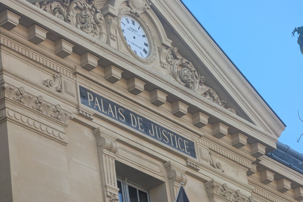 Le frontispice du palais de justice de Versailles.