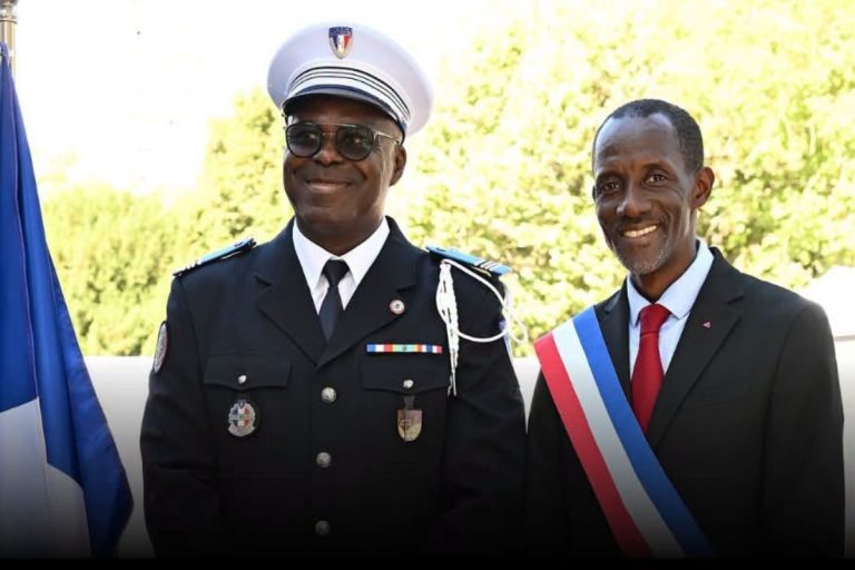 Image avec Bally Bagayoko et John Gnahoré, nouveau directeur de la police