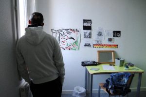 Théo, 16 ans multirécidiviste, se tient devant la fenêtre de sa chambre, le 07 février 2012 au Centre éducatif fermé (CEF) dans la périphérie de Valence.