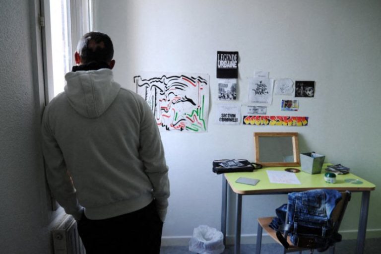 Théo, 16 ans multirécidiviste, se tient devant la fenêtre de sa chambre, le 07 février 2012 au Centre éducatif fermé (CEF) dans la périphérie de Valence.