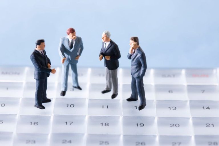 figurines en discussion sur un calendrier. stocklib 40315124_m