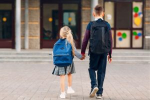 image enfants pendant la rentrée scolaire