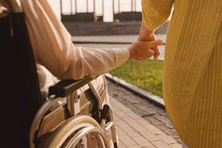 photo personne en fauteuil roulant
