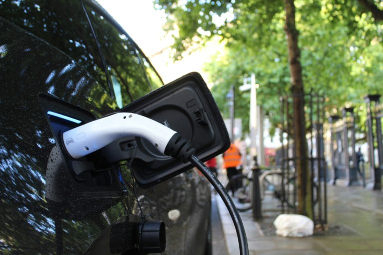 Une voiture électrique en cours de recharge.