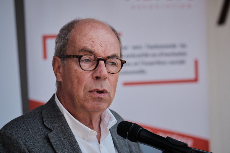 Portrait de Pierre Coppey, futur contrôleur général des lieux de privation de liberté, et ancien directeur général adjoint de Vinci et président de Vinci Autoroutes, ici en sa qualité de président de l’association Aurore, à Nantes, lors de l’inauguration du centre d’hébergement Mellinet, destiné aux personnes en situation d’exclusion extrême, le 25 avril 2025.