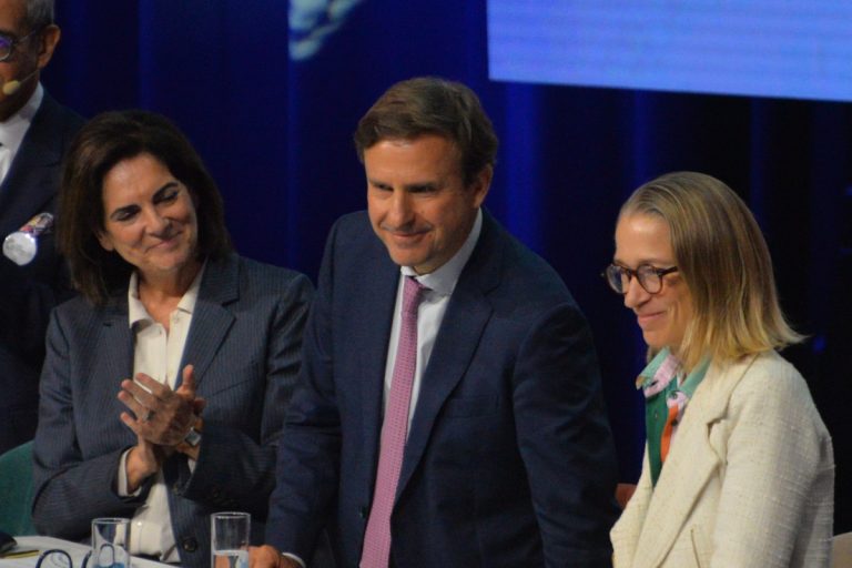 Bertrand Savouré, entouré par la directrice des affaires civiles et du sceau Valérie Delnaud, et par la directrice générale des finances publiques Amélie Verdier, lors du Congrès des notaires, le 1er octobre 2026.