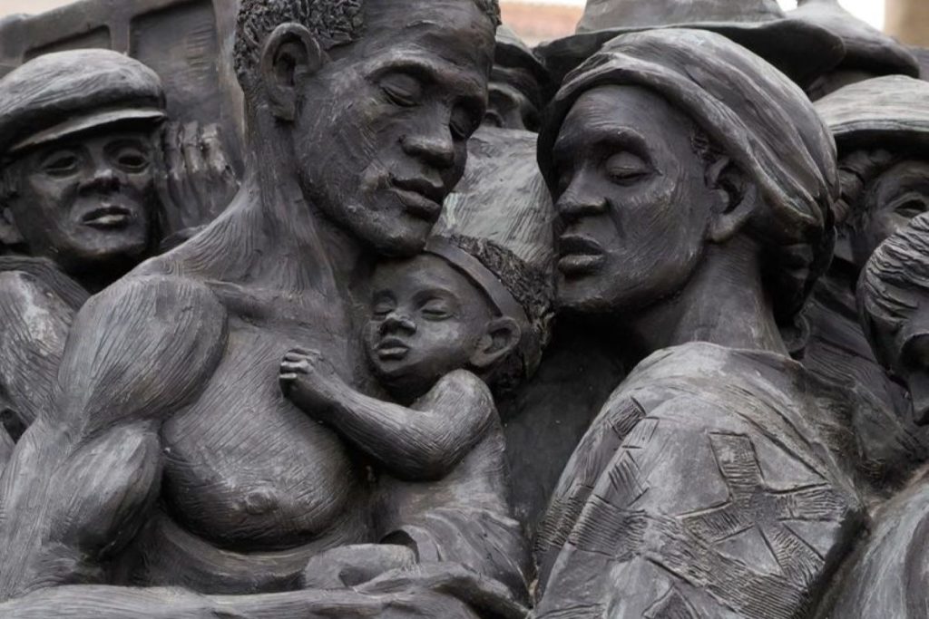 statue d'un couple d'esclaves portant leur bébé. stocklib 212308285_m