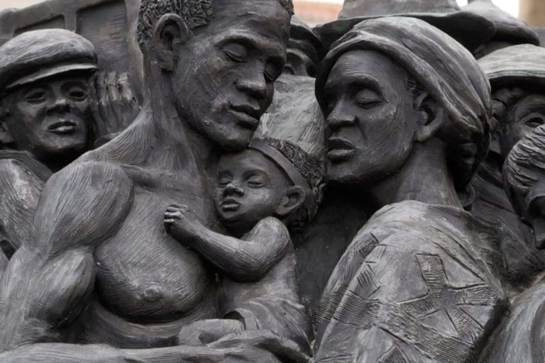 statue d'un couple d'esclaves portant leur bébé. stocklib 212308285_m