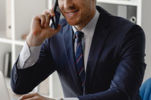 Un homme en costard au téléphone.