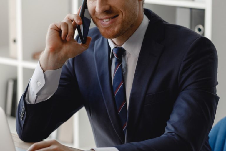 Un homme en costard au téléphone.