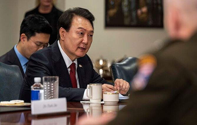 Corée du Sud : le coup d’État raté de Yoon Suk-yeol, « un suicide politique »