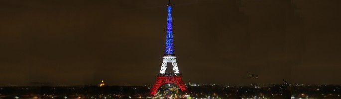 La tour Eiffel illuminée aux couleurs du drapeau français