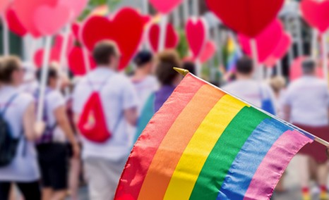Il y a 40 ans, la loi du 4 août 1982 abrogeait le « délit d’homosexualité »